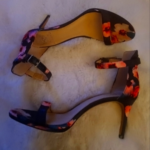 Vince Camuto heels - Picture 3 of 7